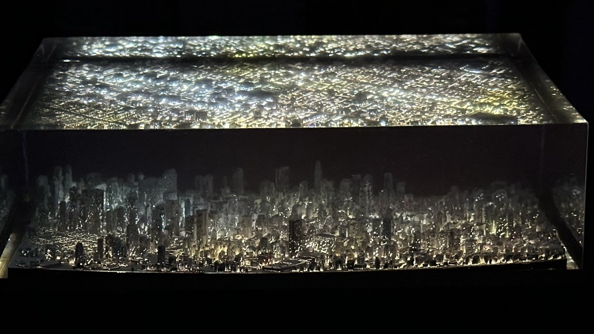 MasakiSe's tweet photo. 新作完成！
作品名　都市の呼吸 / Breath of the City

今回はレジンを空気として表現してみました。
切り取られたマンハッタンの夜景をお楽しみください。

作品はおおよそハガキ大で壁掛け可能です。

１ヶ月後のモデラーズフェスティバルで販売予定です。
ご興味ある方はご検討ください。 https://t.co/wKQJEixuaS