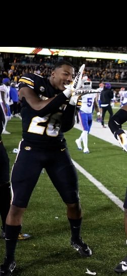TylerCarls38712's tweet photo. @ian101nai @Kabs10490 @gatorsszn 1. Your coach disrespected us after the game.

2. You see this guy here, he’s your starting running back right now, we’re gonna kick his fucking ass https://t.co/9yrgratDOy