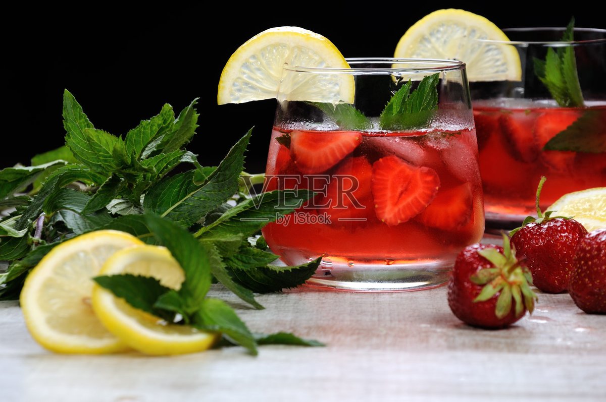 JesicaKorso7's tweet photo. Cóctel de fresa y menta en 2 pasos: mezcla fresas, menta y hielo, agrega un toque de soda. Refrescante y listo en 5 minutos!， https://t.co/YV4PX88IwK