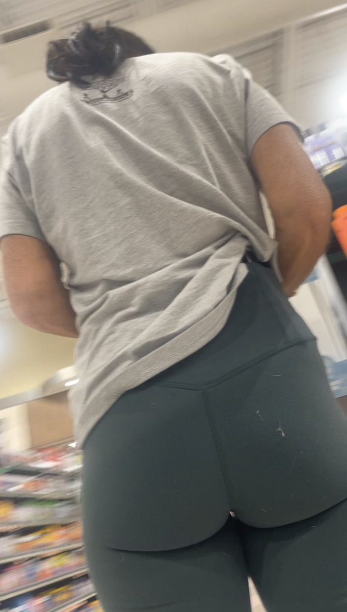 youurweakness15's tweet photo. perfect bubble booty milf https://t.co/VZIWS43rY9