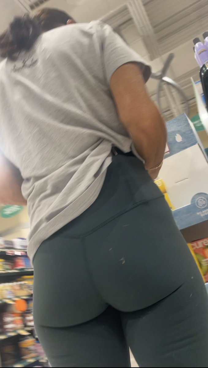 youurweakness15's tweet photo. perfect bubble booty milf https://t.co/VZIWS43rY9