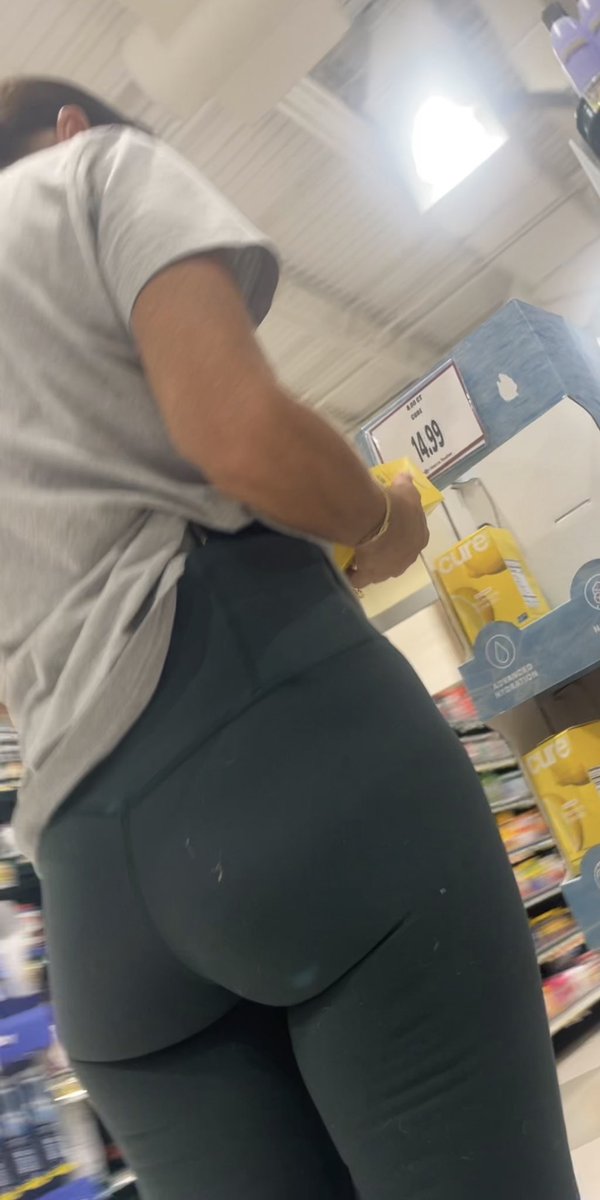 youurweakness15's tweet photo. perfect bubble booty milf https://t.co/VZIWS43rY9