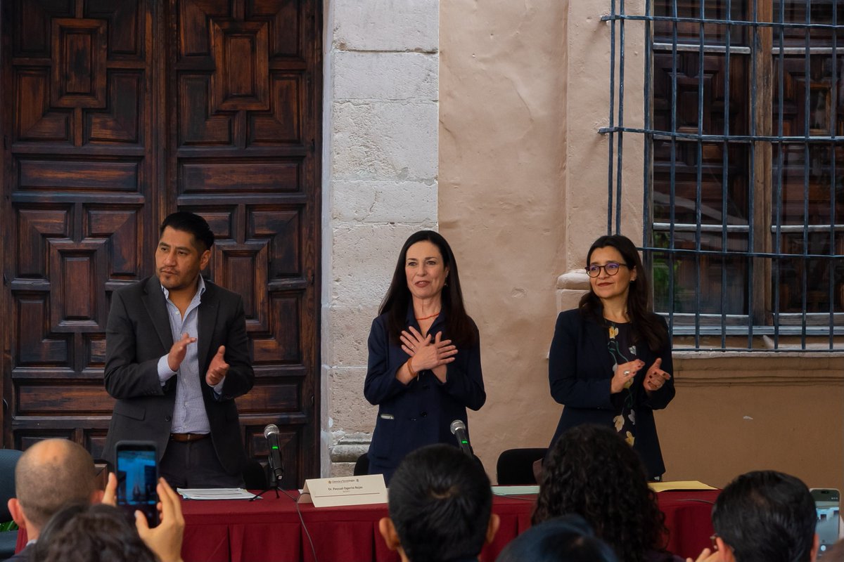 Secihti_Mx's tweet photo. Se realizó la toma de protesta de la Dra. María @ReginaMartnezC1 como Directora General del @ciesas para el periodo 2026-2029. De manera remota, la Dra. @rosauraRuiz4, titular de la #Secihti, encabezó este acto y auguró una etapa de diálogo y fortalecimiento institucional. 
➡️1/2 https://t.co/kOVse4CBNW
