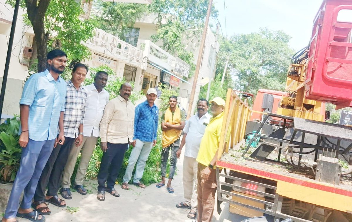 KUR_Congress's tweet photo. Pruning of overgrown branches was carried out with the assistance of the Horticulture Department at Defence Colony and Vivekanandapuram.

Kothapally Upendar Reddy, S.R. Prasad, Shyam, Praveen, Govardhan, Ashok, Venkatesh and others were present during the activity. https://t.co/Iz8NVXZiNq