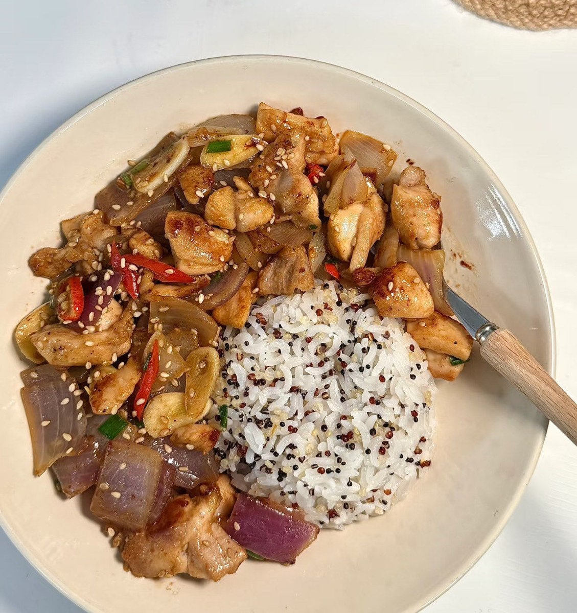 marvellafemv's tweet photo. Comida del día: un tazón de arroz integral con verduras frescas y un filete de pollo a la parrilla, rápido y saludable https://t.co/67B3hPg7R0