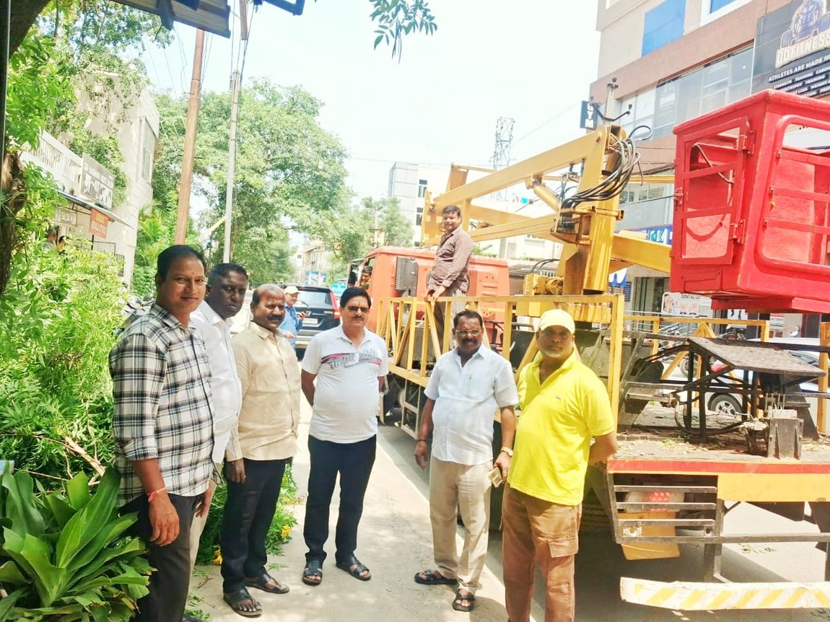 KUR_Congress's tweet photo. Pruning of overgrown branches was carried out with the assistance of the Horticulture Department at Defence Colony and Vivekanandapuram.

Kothapally Upendar Reddy, S.R. Prasad, Shyam, Praveen, Govardhan, Ashok, Venkatesh and others were present during the activity. https://t.co/Iz8NVXZiNq