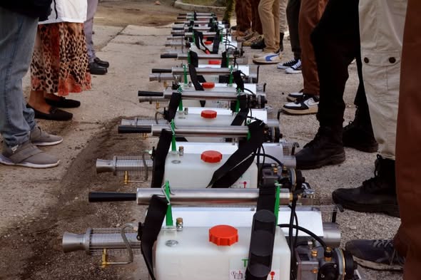 MINSAPCuba's tweet photo. ⚕️|| Oficina regional de la Organización Panamericana de la Salud y la Organización Mundial de la Salud en Cuba (OPS/OMS) entregó 50 bazookas de fumigación en la provincia de Holguín, como parte de las acciones de prevención y control del mosquito Aedes aegypti.

#CubaNoEstáSola https://t.co/1cYuWLwC7O