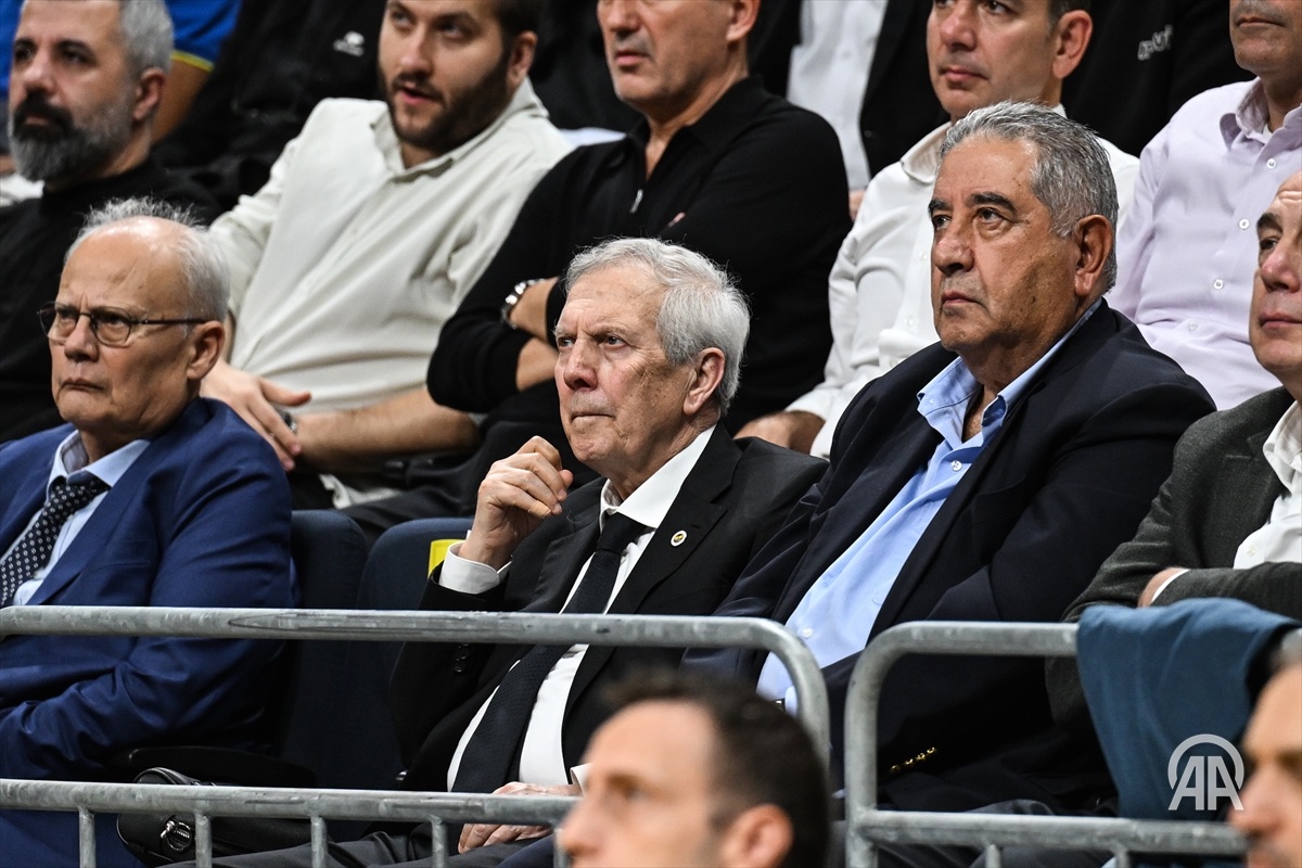 aa_spor's tweet photo. 📸 Aziz Yıldırım, Fenerbahçe Tarfin-Bayern Münih maçını izliyor. https://t.co/JoqrDPhUzo