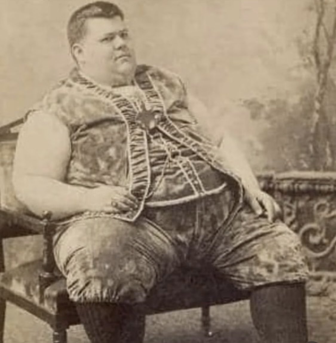 iAnonPatriot's tweet photo. In the 1890s, a man weighing a few hundred pounds was such a rarity that people actually paid money to see him..

He looked EXACTLY like JB Pritzker. 😭😭 https://t.co/ZZ1coETlPK