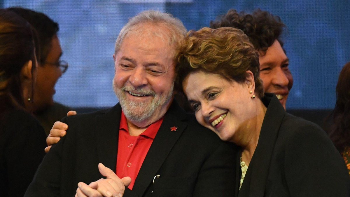marinahelenabr's tweet photo. Quer entender FÁCIL como Lula quebrou o Brasil? Olhe para três números:

De 2023 a 2026, em termos reais:

💸Despesa primária: +23%
💰Receita líquida: +16%
📈PIB: +11%

1) A despesa cresce mais que a receita. Isso não pode durar para sempre: a diferença é coberta com mais dívida. E para se endividar existe um limite: do outro lado, alguém precisa querer emprestar.

2) A receita cresce mais que o PIB. Isso também não pode durar para sempre: significa uma carga tributária que não para de crescer. Uma hora, você mata quem produz.

Essas duas coisas vão ter que brecar em algum momento. E quanto mais o governo insiste, mais difícil fica frear. É um trem acelerando em direção ao precipício.

O mercado percebe isso. Daí o juro real mais alto do mundo, recordes de inadimplência de famílias e empresas e de recuperações judiciais.

Se Lula ganhar este ano, ainda vamos sentir saudades da Dilma!