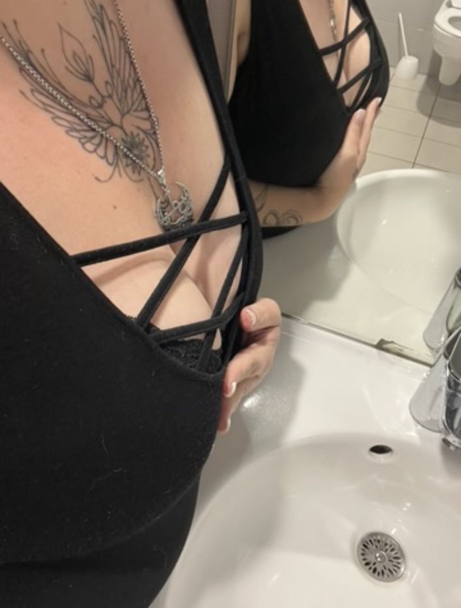 KaraetViking14's tweet photo. Hello mes loulous…une excellente fin de #mardimiroir à tous 💋🔥😉
#bbw #couple #boobs #miroir 
@PartageDefiHot @OrgasmicGroup https://t.co/WUJ3aQM4x7