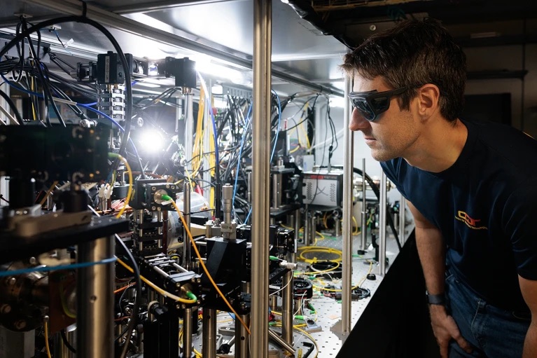 NationalMagLab's tweet photo. WHAT TIME IS IT?
Time to learn about the BEST. CLOCK. EVER. It can keep accurate time for BILLIONS of years!
 https://t.co/vqjZn8GTbP https://t.co/ppr6DE4kwZ