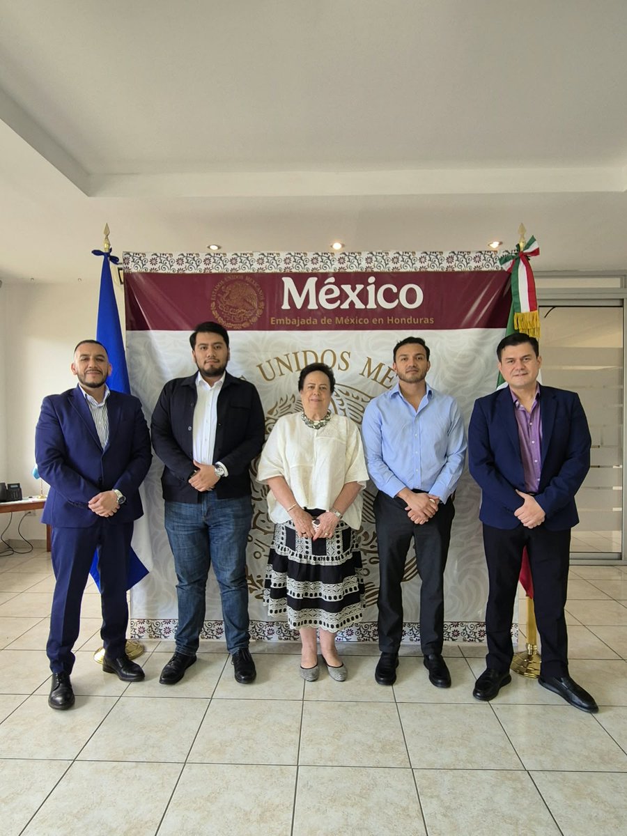 EmbaMexHonduras's tweet photo. Sostuvimos un encuentro con el representante de #Global_Infra, con el objetivo de explorar oportunidades y alianzas para el fortalecimiento de la infraestructura en Honduras. Reafirmamos nuestro compromiso de promover la inversión sostenible y la modernización de servicios.🇲🇽🤝🇭🇳 https://t.co/KEFWLRUsvR