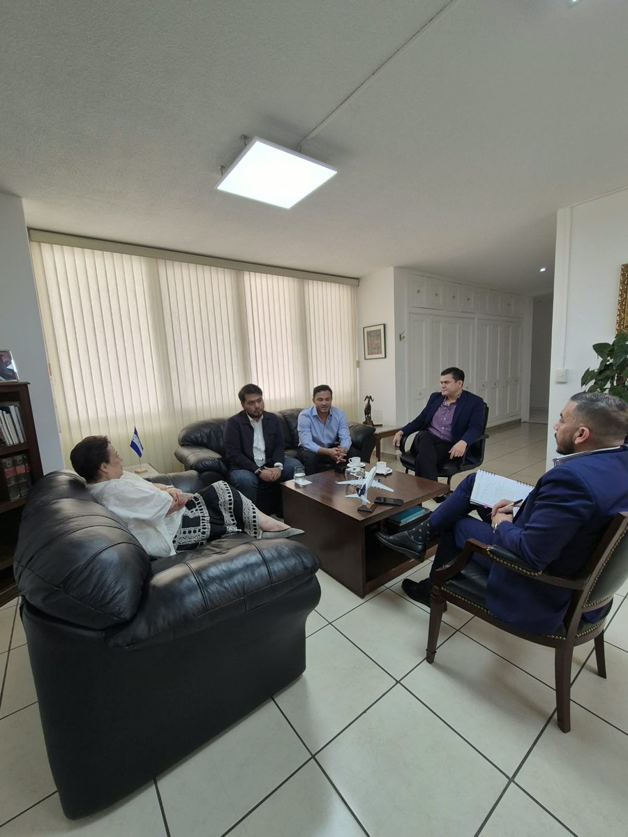 EmbaMexHonduras's tweet photo. Sostuvimos un encuentro con el representante de #Global_Infra, con el objetivo de explorar oportunidades y alianzas para el fortalecimiento de la infraestructura en Honduras. Reafirmamos nuestro compromiso de promover la inversión sostenible y la modernización de servicios.🇲🇽🤝🇭🇳 https://t.co/KEFWLRUsvR