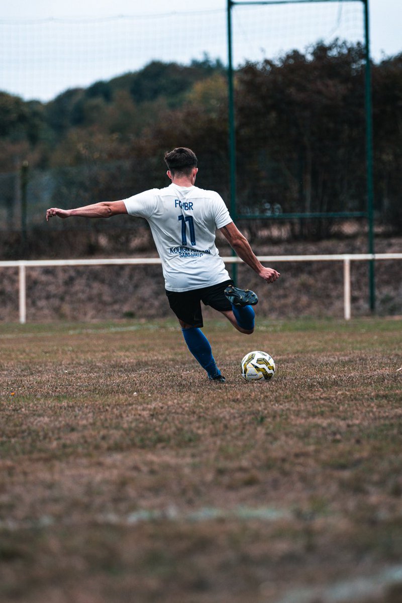 FCHBR1's tweet photo. Retour en images sur le match de dimanche dernier opposant notre équipe réserve face à l’ASSP Epiniac 2 en coupe Challenge 35.

Une rencontre spectaculaire clôturée sur un score de 6-6 ! 

#fchbr #ensembleplusfort 🖤💙 https://t.co/ft55GX70LL