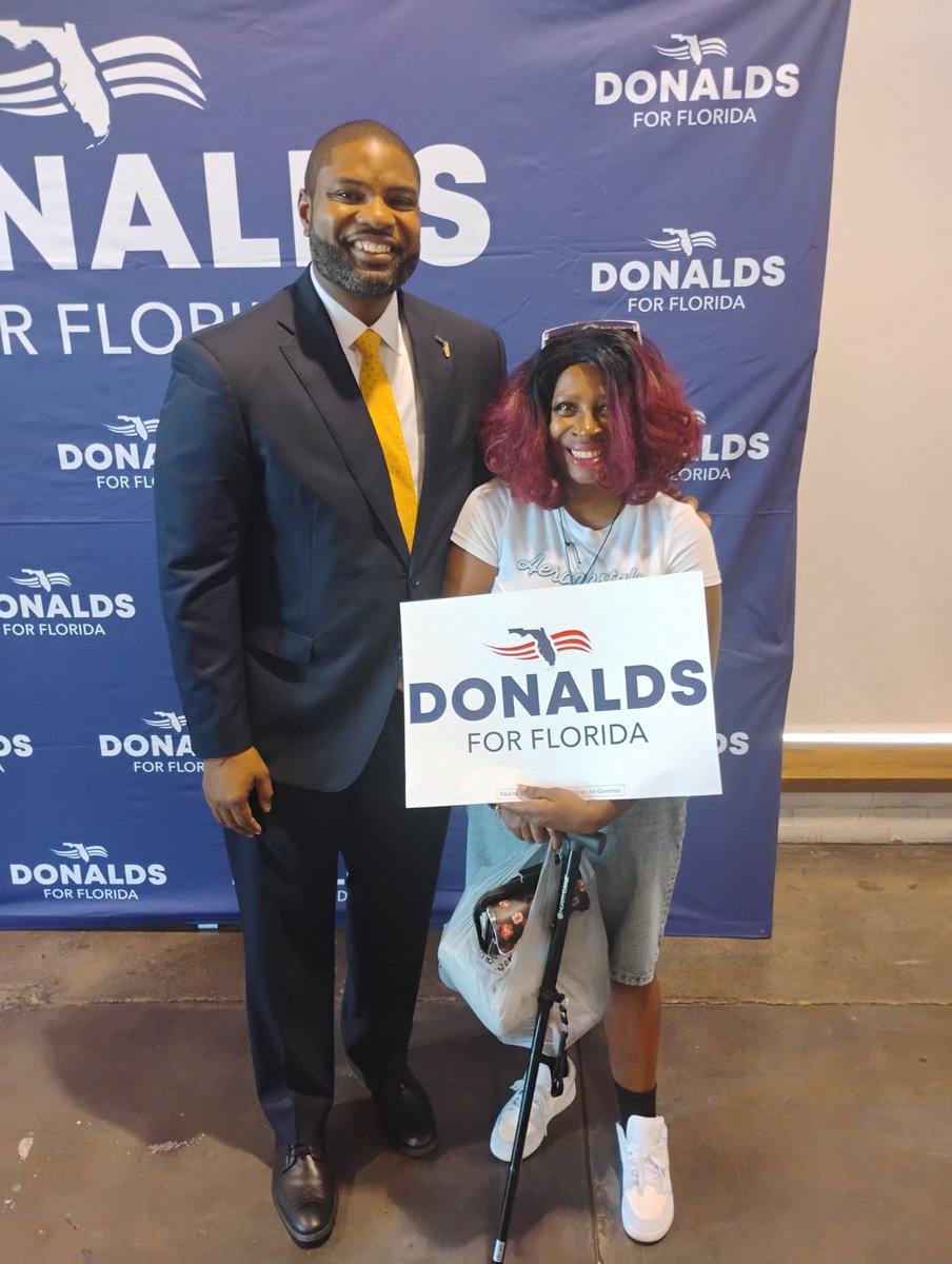 JanellaRogers10's tweet photo. @ErikaDonalds THAT PART! SO WHY SHOULD WE VOTE FOR HIM!? HE CAN'T EVEN TRUST HIMSELF! 🤣😂 https://t.co/xZfM8JNIrR
