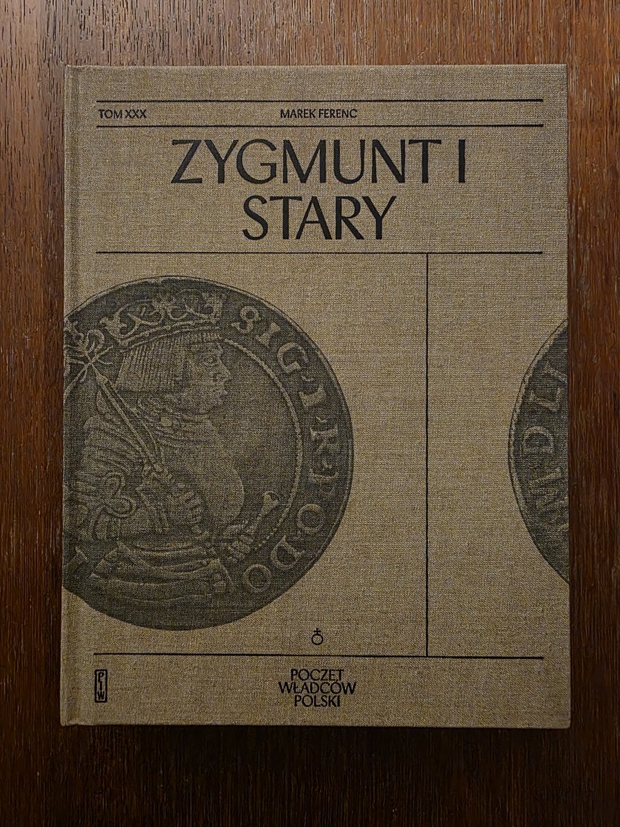 PPaszko15489's tweet photo. "Wówczas Albrecht uklęknął przed Zygmuntem wraz z oboma książetami. Król wręczył mu nową chorągiew z białego adamaszku, na której widniał czarny orzeł, dawny herb Zakonu, z koroną na szyi i srebrną literą S - Sigismundus - na piersi. (...) Polski władca przemówił, oddając Hohenzolernowi lenno i wyrażając nadzieję, że jego siostrzeniec będzie mu za to wdzięczny."

Przepiękne, wspaniale opracowane, nowe wydanie Pocztu Władców Polski, od @PIW_official, i kolejny jego tom - Zygmunt I Stary, autorstwa Pana Prof. Marka Ferenca z @JagiellonskiUni.