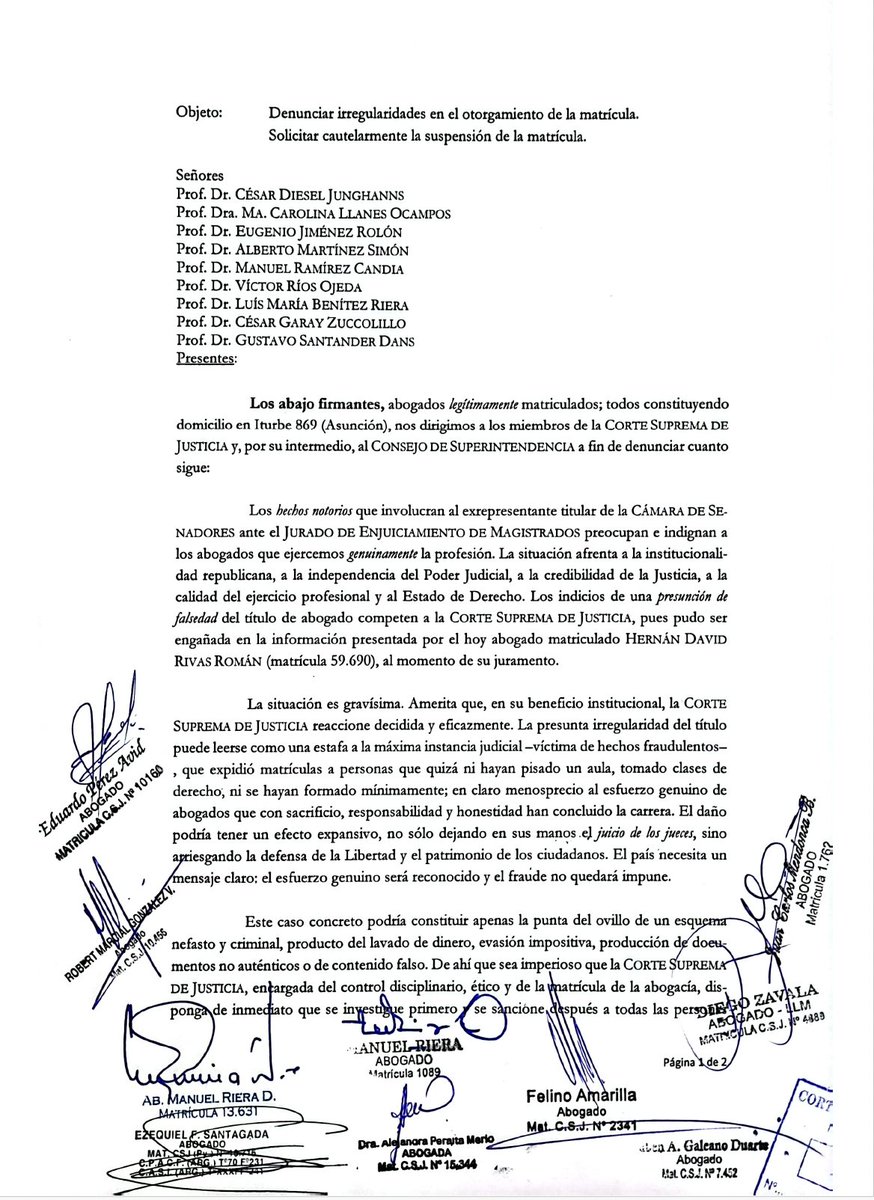 EFSantagada's tweet photo. Cuando estalló el escándalo del título falso de Rivas, en octubre de 2023, un grupo de abogados le pedimos a la Corte que investigara y que suspendiera cautelarmente en la matrícula a Rivas porque era un hecho notorio que este analfabeto funcional no era abogado.

Rápidamente, nos dijeron que como había una investigación penal en curso cualquier decisión administrativa quedaba supeditada a sus resultas. O sea, "hule".

Como el tema escaló con la imputación del "dotor Hernancito", la Corte se olvidó de esa excusa (o en términos más elegantes, "cambió de postura") y, finalmente, en septiembre de 2025, le suspendió cautelarmente la matrícula, sin esperar "a las resultas" de ese caso ("apenas" se lo había imputado).

Hoy, un senador volvió con la excusa del "emosido engañados" y dijo que debían pedir disculpas.

Bueno, con las disculpas no alcanza, porque su "torpeza" (más bien, sumisión a una orden de ya sabemos de quien) nos terminará costando plata a los contribuyentes. La ex jueza Tania Irún y los sucesores del ex fiscal Lohman tendrán que recibir sendas indemnizaciones del Estado. Les jodieron la vida. Los que hoy se golpean el pecho buscando el perdón del pueblo deberían terminar metiendo la mano en sus bolsillos y pagar esas indemnizaciones (Art. 106 de la Constitución).

Un presidente de la República que dijo que no tenía vergüenza de Rivas y que este era un "gran amigo". Un Senado que nombró y mantuvo a este burro en el JEM; y una Corte que no tuvo ni una pizca de audacia y dejó crecer el escándalo hablan de una institucionalidad que si no es fallida está cerca de serlo. En fin.