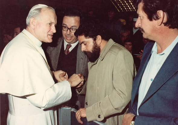 finc0's tweet photo. FLÁVIO FALSO CRISTÃO
Procure uma foto dos Bolsonaros ao lado de algum Papa. Você não encontrará. Talvez a questão nunca tenha sido a religião, mas o uso político dela como escada para alcançar o poder. Religião de palanque. 
BOLSORUBA. DEUS PÁTRIA E ORGIA. HIPÓCRITAS! https://t.co/l1cDvNn0dW