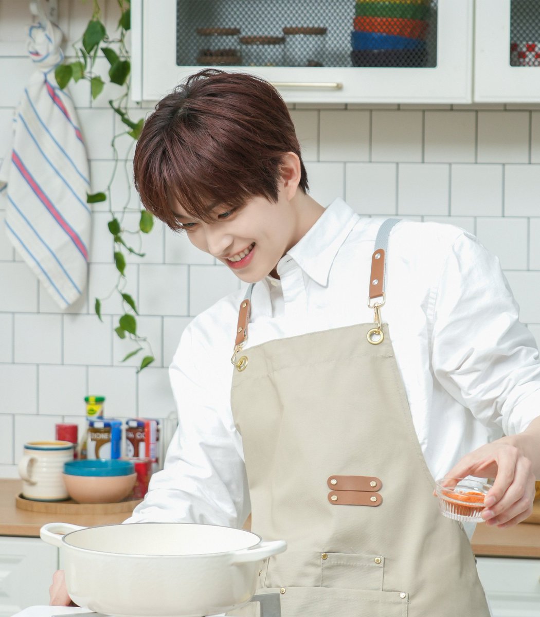 acervogonu's tweet photo. O Geonwoo foi avistado no dormitório cozinhando para os membros, que vão chegar mais tarde cansados depois do treinamento! https://t.co/yY1AZfhQLa