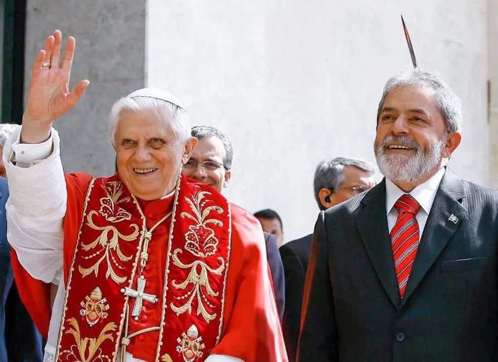 finc0's tweet photo. FLÁVIO FALSO CRISTÃO
Procure uma foto dos Bolsonaros ao lado de algum Papa. Você não encontrará. Talvez a questão nunca tenha sido a religião, mas o uso político dela como escada para alcançar o poder. Religião de palanque. 
BOLSORUBA. DEUS PÁTRIA E ORGIA. HIPÓCRITAS! https://t.co/l1cDvNn0dW