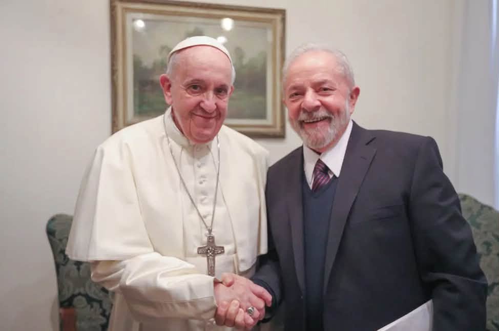 finc0's tweet photo. FLÁVIO FALSO CRISTÃO
Procure uma foto dos Bolsonaros ao lado de algum Papa. Você não encontrará. Talvez a questão nunca tenha sido a religião, mas o uso político dela como escada para alcançar o poder. Religião de palanque. 
BOLSORUBA. DEUS PÁTRIA E ORGIA. HIPÓCRITAS! https://t.co/l1cDvNn0dW
