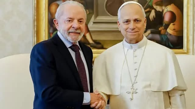 finc0's tweet photo. FLÁVIO FALSO CRISTÃO
Procure uma foto dos Bolsonaros ao lado de algum Papa. Você não encontrará. Talvez a questão nunca tenha sido a religião, mas o uso político dela como escada para alcançar o poder. Religião de palanque. 
BOLSORUBA. DEUS PÁTRIA E ORGIA. HIPÓCRITAS! https://t.co/l1cDvNn0dW