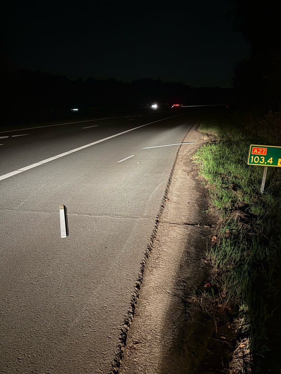 WIS_Wim's tweet photo. Afgevallen lading, 4 mtr lange plinten, op de toerit van de #A27 richting Utrecht. Nu maar hopen dat iemand ze alsnog nodig
Heeft! #Huizen https://t.co/ITIH0mlqZs