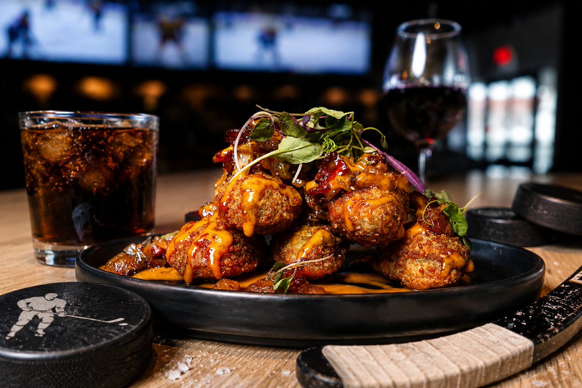 WSKYStadium's tweet photo. Puck drops. Prices drop. 🍻
Catch every hockey game with Happy Hour that scores every time.

🏒 4–7 PM | DAILY
🌙 11 PM–2 AM | SUN–THURS

#HappyHour #HockeyNight #GameDay #Cheers #SportsBar #VegasLocals #DrinkSpecials https://t.co/G7iigllKWL