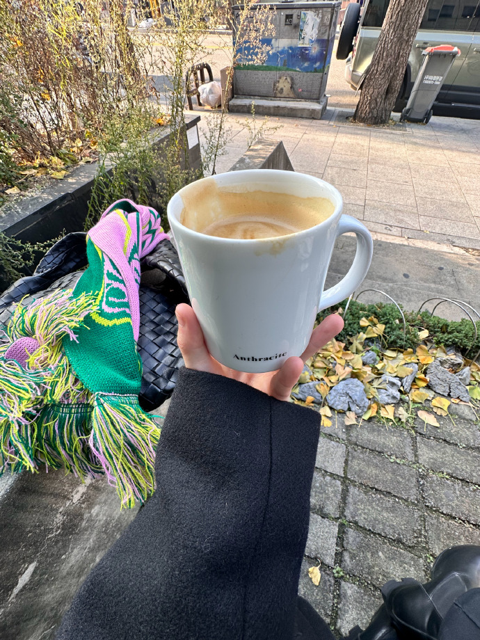 StefanSeegjjs's tweet photo. Hoy me sentí pequea en medio de la ciudad ruidosa, pero un café caliente me devolvió la calma. https://t.co/wnyUuqOkuV