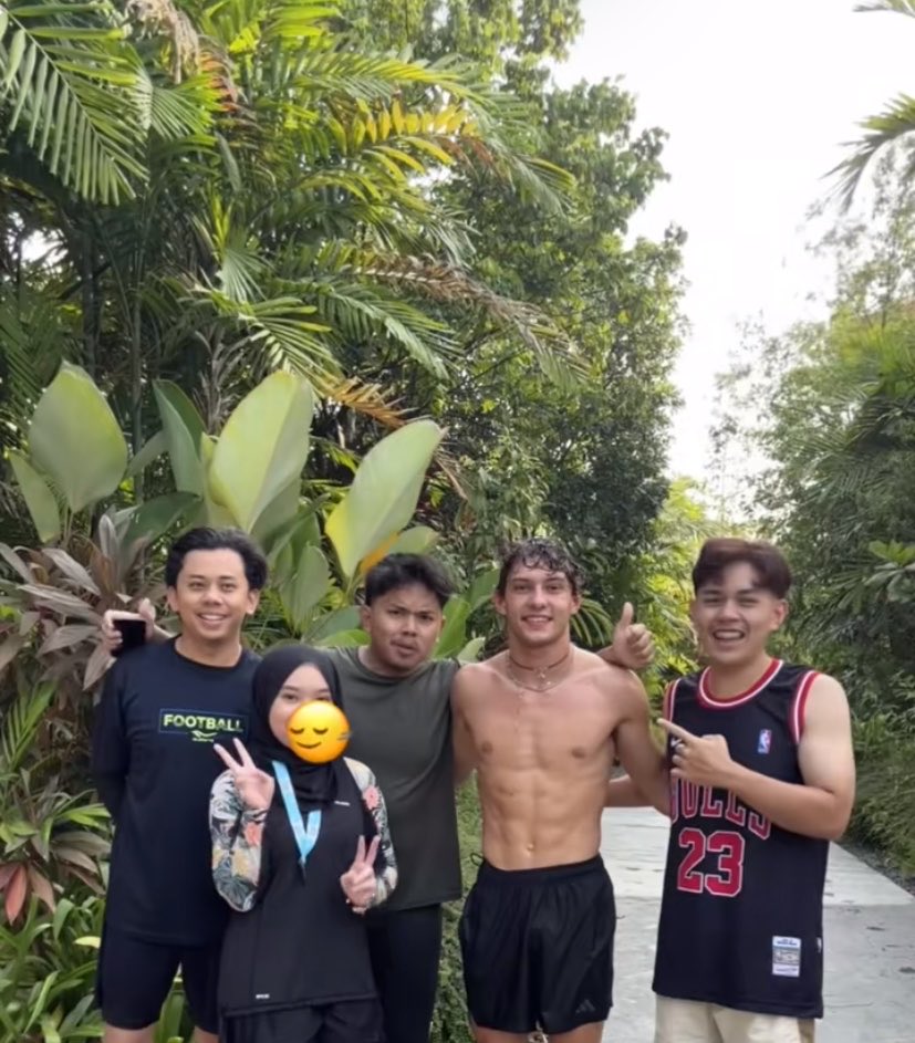 ILAVNELLI's tweet photo. MUKHA SYANG NASA PINAS 😭✌️ pareng kimi with my pinsans

[@. users3ra on tiktok] https://t.co/npTTD3ErHC