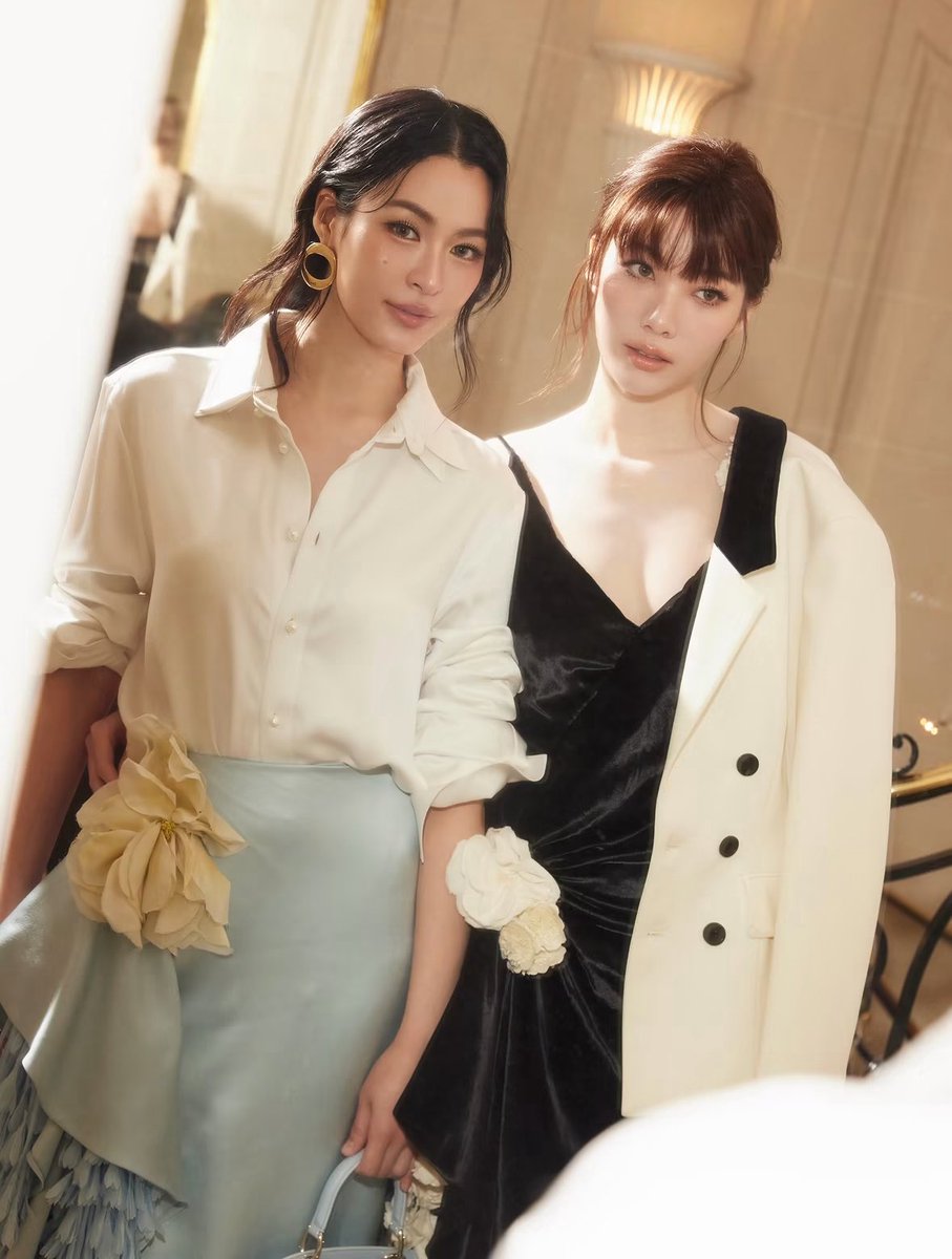 thaifashiond's tweet photo. #UPDATE: พาชมลุคของ ‘หลิงหลิง คอง’ @linglingsirilak และ ‘ออม-กรณ์นภัส’ @ormmormm แบรนด์แอมบาสเดอร์เข้าร่วมชมแฟชั่นโชว์ Dior Summer 2027

@Dior 
#DiorSummer27xLingOrm
#LinglingKwong #OrmKornnaphat 
#LingOrm #Dior #DiorSummer27 
#PFW https://t.co/z1PYzSznmE