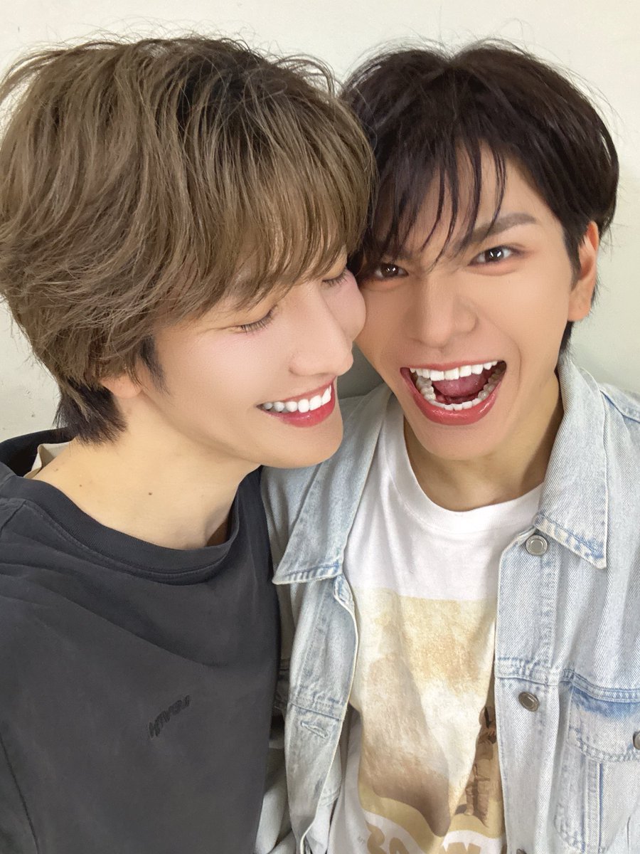 takuya_matsuri's tweet photo. おはよう😘👍

今日は一日MATSURIで撮影です☺️❤️‍🔥
昨日頑張らなきゃいけないことがあって
深夜まで頑張ってました🥹💕

久しぶりにあんなに集中力を長時間使いました🥹
みんなにいい報告できるように
まだまだ頑張らなきゃ☺️💗

僕はいつも、頑張った先にあるみんなの笑顔を想像しています😊💓

これを頑張ったらきっとみんなが喜んでくれるかもって🥹
そんなことを考えるともっと頑張ろうって思えるし僕にとってみんなの笑顔は何よりの原動力☺️❤️‍🔥

これからもみんなの笑顔をたくさん見られるように一つひとつ全力で頑張っていきたいです🥰

ではでは
今日もお互い頑張りましょう😋💞

写真はわたると💜

#MATSURI
#松岡卓弥