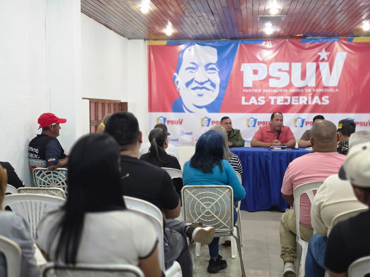 regulolacruz's tweet photo. #29Sep Con el objetivo de evaluar los avances alcanzados acorde con el Plan Las Tejerías Nos Une, sostuve un encuentro con los secretarios de las 7Transformaciones y los directores del Ejecutivo local. Seguiremos con el despliegue de calle. 
@delcyrodriguezv @johanitakenpo https://t.co/SPKjVyvEXw
