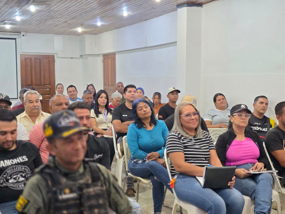 regulolacruz's tweet photo. #29Sep Con el objetivo de evaluar los avances alcanzados acorde con el Plan Las Tejerías Nos Une, sostuve un encuentro con los secretarios de las 7Transformaciones y los directores del Ejecutivo local. Seguiremos con el despliegue de calle. 
@delcyrodriguezv @johanitakenpo https://t.co/SPKjVyvEXw