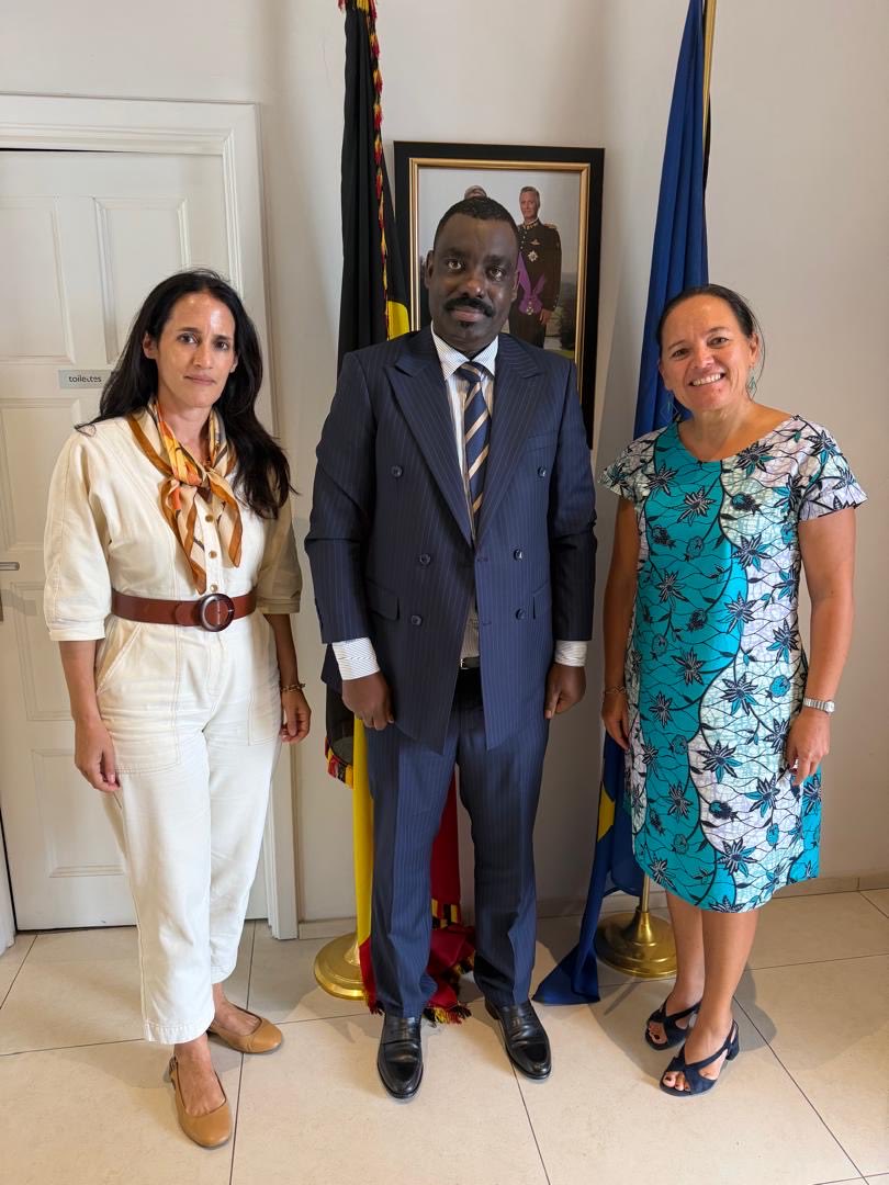 kongolo3's tweet photo. J’ai eu le plaisir d’avoir un échange très constructif avec Son Excellence Madame l’Ambassadrice du Royaume de Belgique en République démocratique du Congo autour des enjeux liés au renforcement de la cohésion sociale et à la consolidation de la paix, particulièrement dans la partie orientale de notre pays.

Nos échanges ont notamment porté sur les mécanismes en cours et les initiatives susceptibles de contribuer à la prévention et à la résolution durable des tensions à caractère communautaire et identitaire.

Nous avons également souligné l’importance de s’appuyer sur notre histoire commune, sur les principes consacrés par la Constitution et sur le dialogue comme fondements de la consolidation de l’autorité de l’État, du respect des droits de chacun et du vivre-ensemble.

La paix durable dans l’Est de la RDC passe par une approche inclusive, le dialogue entre les communautés et la mobilisation de toutes les bonnes volontés, dans un esprit de partenariat et de responsabilité partagée. @Presidence_RDC @BelgiqueRDCongo