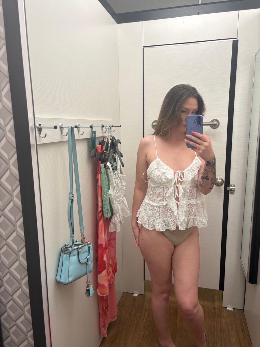 SonyaSwiftxoxo's tweet photo. came shopping and accidentally became the view 💋
#nsfw #milf #canadianmilf https://t.co/AynOqxtQ1D