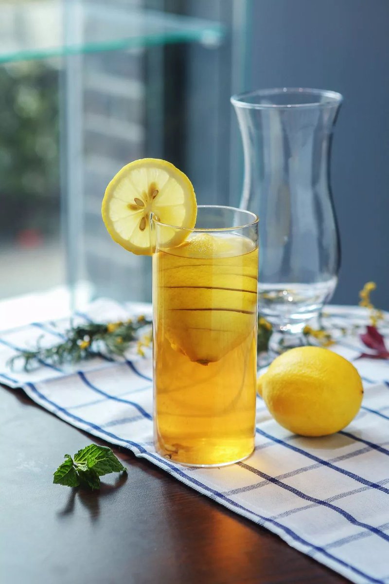 Robertsonifa4's tweet photo. Hoy hice una refrescante limonada con menta: mezcla zumo de 3 limones, 2 cucharadas de azúcar y agua fría, aade hielo y hojas de menta. Lista en 2 minutos!， https://t.co/HT2EqMVVLV