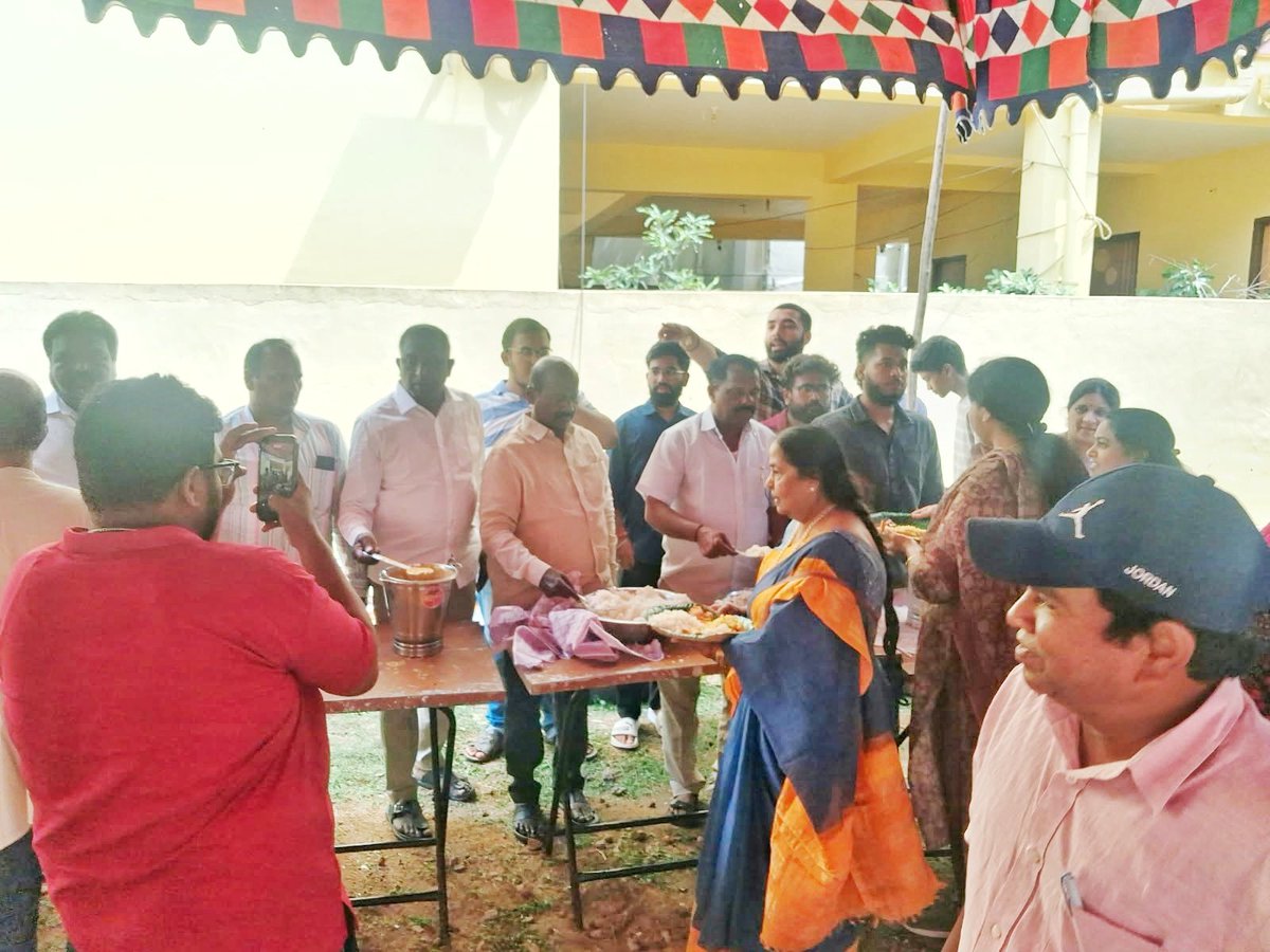 KUR_Congress's tweet photo. Visited the Ganesh Pandal at Vivekanandapuram and participated in the Annadanam program along with our leaders. Took the blessings of Lord Ganesha and prayed for the well-being, prosperity, and happiness of everyone. https://t.co/sVMegsh2M3