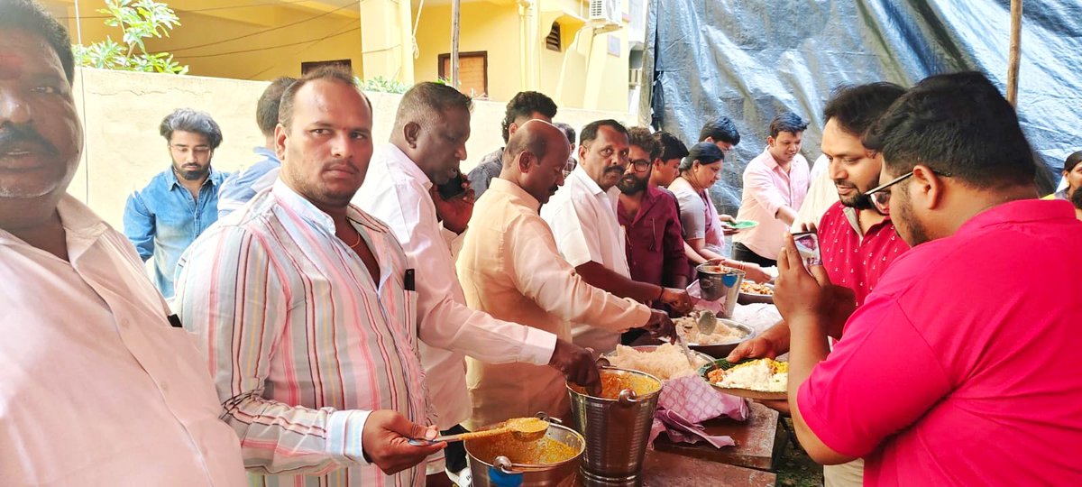KUR_Congress's tweet photo. Visited the Ganesh Pandal at Vivekanandapuram and participated in the Annadanam program along with our leaders. Took the blessings of Lord Ganesha and prayed for the well-being, prosperity, and happiness of everyone. https://t.co/sVMegsh2M3