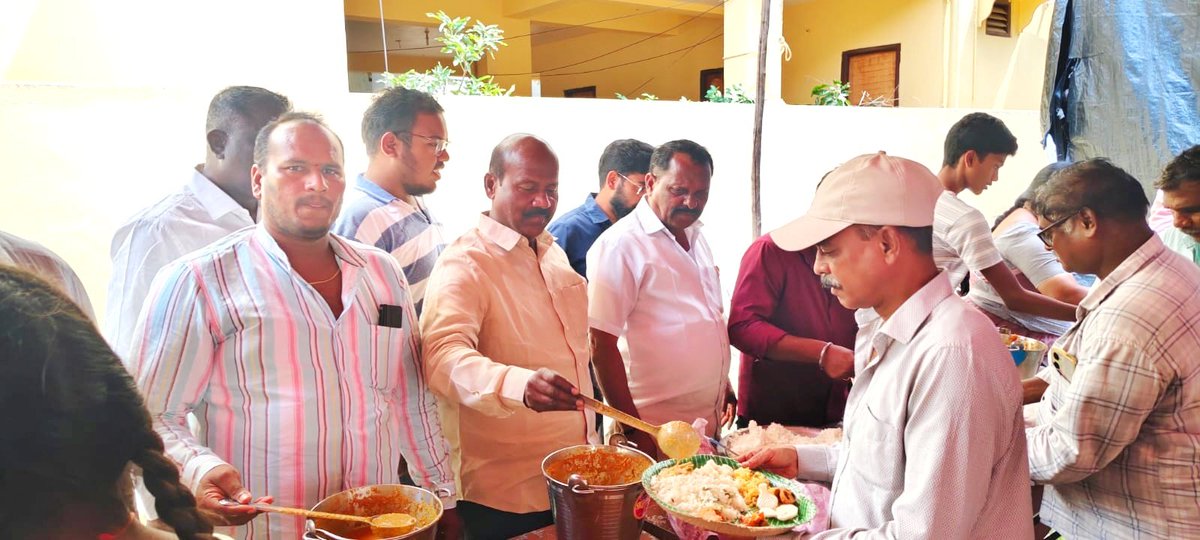 KUR_Congress's tweet photo. Visited the Ganesh Pandal at Vivekanandapuram and participated in the Annadanam program along with our leaders. Took the blessings of Lord Ganesha and prayed for the well-being, prosperity, and happiness of everyone. https://t.co/sVMegsh2M3