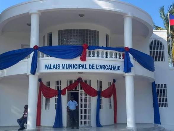 douvanjouenfo's tweet photo. Nan yon kominike ki parèt madi 29 septanm 2026 la, Meri Akayè a entèdi nenpòt moun oswa òganizasyon kolekte taks,frè oubyen kontribisyon nan men machann Mache Bannann nan san otorizasyon ofisyèl jiska nouvèl òd. Konsèy Minisipal la anonse mezi pou reprann kontwòl espas piblik la. https://t.co/MjtfOMzRgP