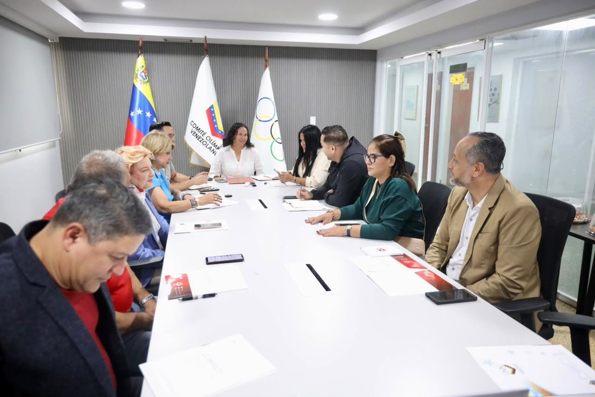 OfficialCOV's tweet photo. La Junta Directiva del Comité Olímpico Venezolano realizó una nueva sesión de trabajo y designó como Jefa de Misión de la Delegación de Venezuela a los VI Juegos Suramericanos de Playa Iquique 2027 🇨🇱, a la doctora Elida Párraga. https://t.co/YF3J1GVHFl