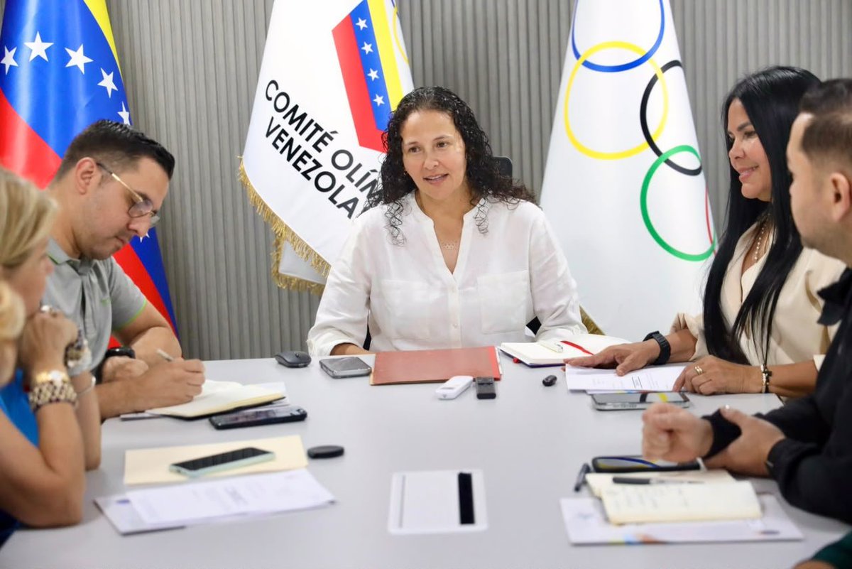 OfficialCOV's tweet photo. La Junta Directiva del Comité Olímpico Venezolano realizó una nueva sesión de trabajo y designó como Jefa de Misión de la Delegación de Venezuela a los VI Juegos Suramericanos de Playa Iquique 2027 🇨🇱, a la doctora Elida Párraga. https://t.co/YF3J1GVHFl