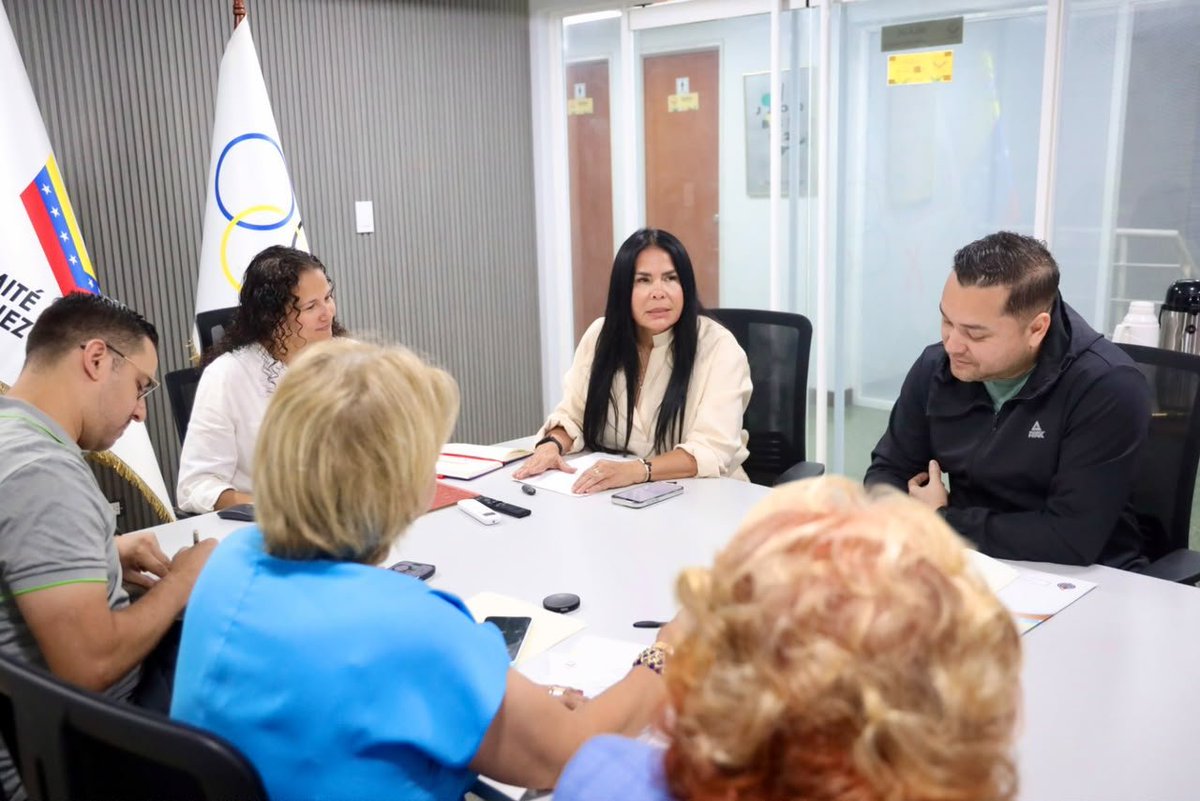 OfficialCOV's tweet photo. La Junta Directiva del Comité Olímpico Venezolano realizó una nueva sesión de trabajo y designó como Jefa de Misión de la Delegación de Venezuela a los VI Juegos Suramericanos de Playa Iquique 2027 🇨🇱, a la doctora Elida Párraga. https://t.co/YF3J1GVHFl