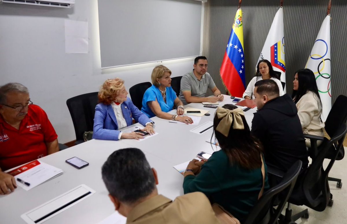 OfficialCOV's tweet photo. La Junta Directiva del Comité Olímpico Venezolano realizó una nueva sesión de trabajo y designó como Jefa de Misión de la Delegación de Venezuela a los VI Juegos Suramericanos de Playa Iquique 2027 🇨🇱, a la doctora Elida Párraga. https://t.co/YF3J1GVHFl