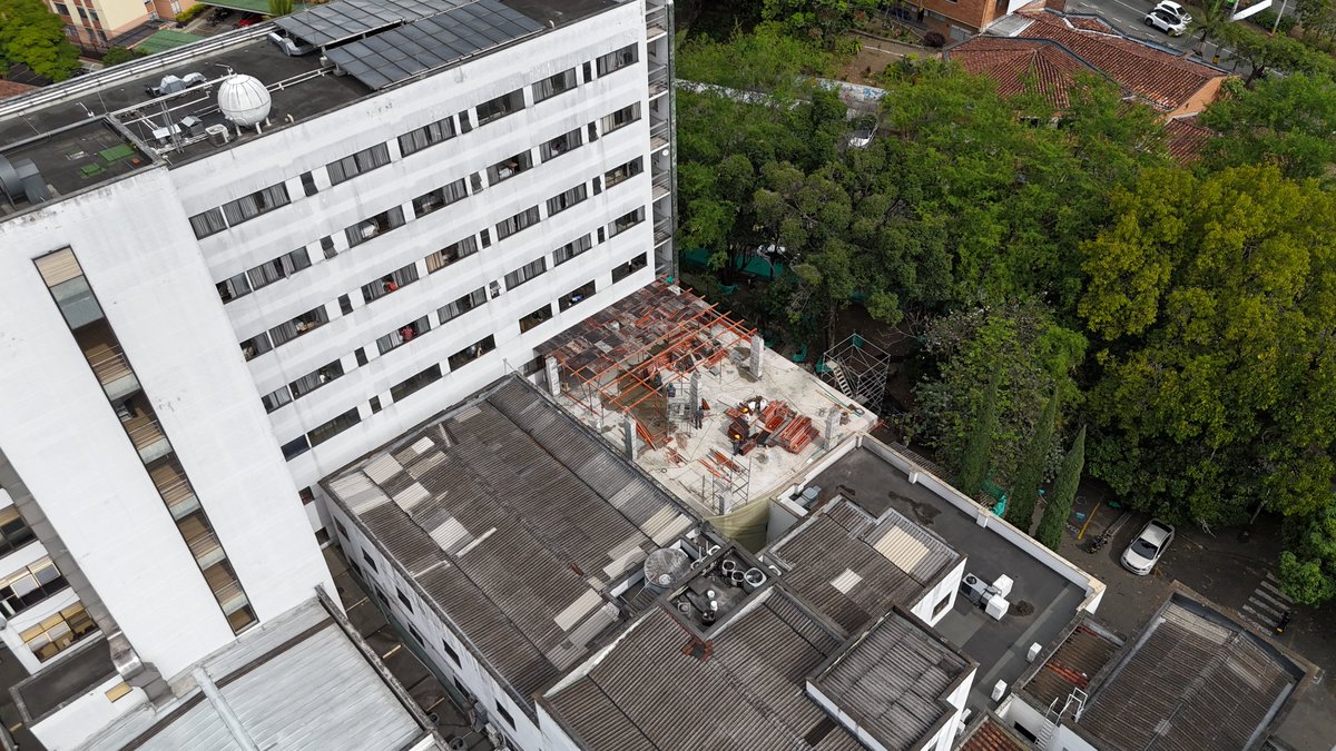 antamanece's tweet photo. Avanza la nueva unidad de resonancia magnética del Hospital Manuel Uribe Ángel.

La obra continúa con el vaciado de la tercera losa, un paso más en la construcción de esta infraestructura especializada que fortalecerá los servicios de diagnóstico del hospital.

#DeSur desarrolla este proyecto que aportará a la modernización de la infraestructura de salud de Envigado.

#Envigado #AmorPorEnvigado #SomosPasiónQueTransforma #ad