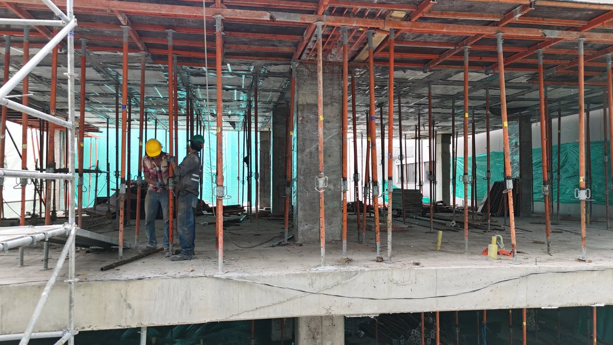 antamanece's tweet photo. Avanza la nueva unidad de resonancia magnética del Hospital Manuel Uribe Ángel.

La obra continúa con el vaciado de la tercera losa, un paso más en la construcción de esta infraestructura especializada que fortalecerá los servicios de diagnóstico del hospital.

#DeSur desarrolla este proyecto que aportará a la modernización de la infraestructura de salud de Envigado.

#Envigado #AmorPorEnvigado #SomosPasiónQueTransforma #ad