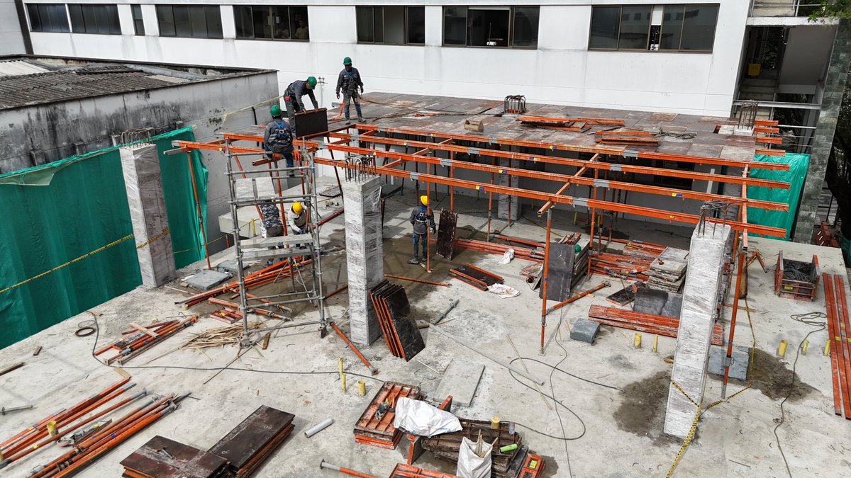 antamanece's tweet photo. Avanza la nueva unidad de resonancia magnética del Hospital Manuel Uribe Ángel.

La obra continúa con el vaciado de la tercera losa, un paso más en la construcción de esta infraestructura especializada que fortalecerá los servicios de diagnóstico del hospital.

#DeSur desarrolla este proyecto que aportará a la modernización de la infraestructura de salud de Envigado.

#Envigado #AmorPorEnvigado #SomosPasiónQueTransforma #ad