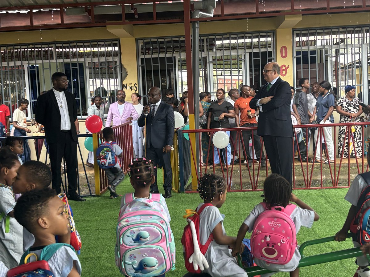 EducacionGE's tweet photo. 🎓🇪🇸🇬🇶 ¡Comienza un nuevo curso en el Colegio Español  Don Bosco de Malabo!

la Dirección de Programas Educativos celebra con ilusión la apertura del curso junto al Embajador de España.
 También inauguramos con alegría el nuevo parque infantil. @AccEducativaExt https://t.co/KcGYTVG1o9